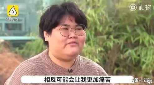 小狐狸腦袋卡垃圾桶蓋子上進出不得,等救援