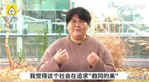小狐狸腦袋卡垃圾桶蓋子上進出不得,等救援