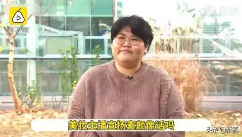 小狐狸腦袋卡垃圾桶蓋子上進出不得,等救援