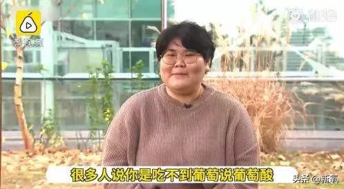 小狐狸腦袋卡垃圾桶蓋子上進出不得,等救援