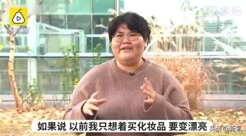 小狐狸腦袋卡垃圾桶蓋子上進出不得,等救援