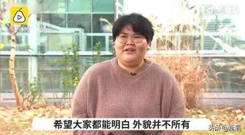 小狐狸腦袋卡垃圾桶蓋子上進出不得,等救援