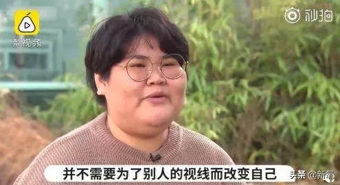 小狐狸腦袋卡垃圾桶蓋子上進出不得,等救援