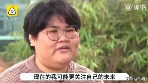 小狐狸腦袋卡垃圾桶蓋子上進出不得,等救援
