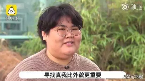 小狐狸腦袋卡垃圾桶蓋子上進出不得,等救援