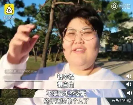 小狐狸腦袋卡垃圾桶蓋子上進出不得,等救援