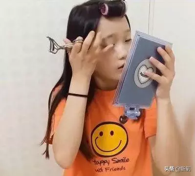 小狐狸腦袋卡垃圾桶蓋子上進出不得,等救援