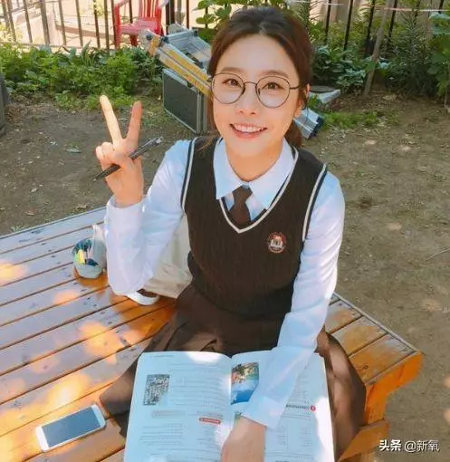 小狐狸腦袋卡垃圾桶蓋子上進出不得,等救援