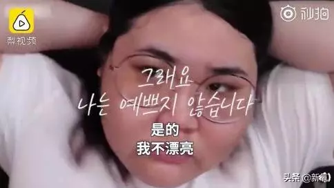 小狐狸腦袋卡垃圾桶蓋子上進出不得,等救援