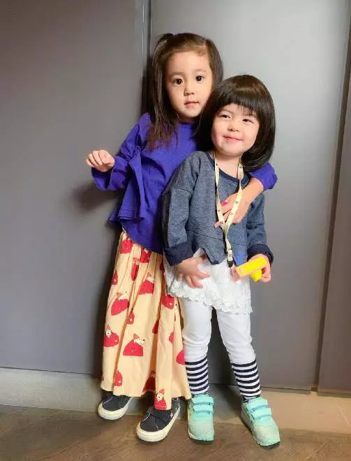 修傑楷談波妞,和咘咘一樣進入公主期喜歡穿裙子,每天自誇漂亮