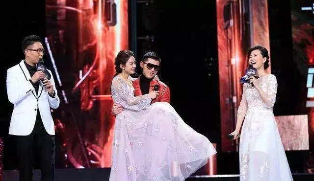 5位女星被抱起,林志玲吃啞巴虧,baby嚇得大喊,熱巴才是真尷尬!