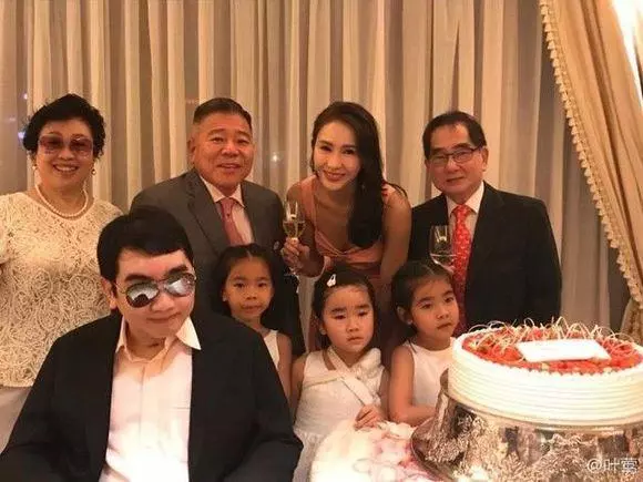 看了黎姿年輕時的照片,我終於明白為什麼三大富豪都爭搶她!