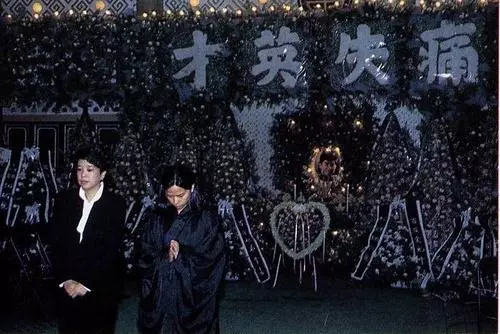 19歲出道一生拿獎到手軟,服安眠藥昏迷17個月終年35歲,周潤發為其扶靈!