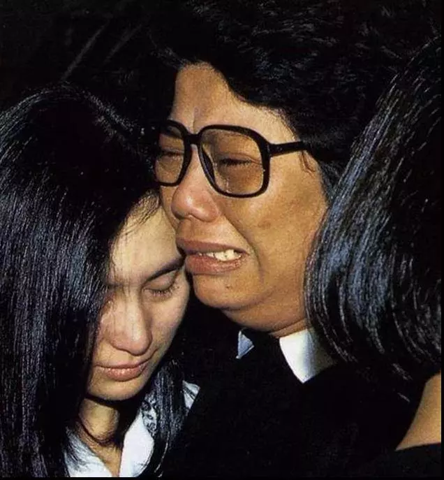 19歲出道一生拿獎到手軟,服安眠藥昏迷17個月終年35歲,周潤發為其扶靈!