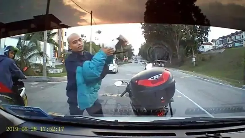怒砸華女轎車擋風鏡!他的身份遭踢爆了!警方也宣布出手對付他了!…