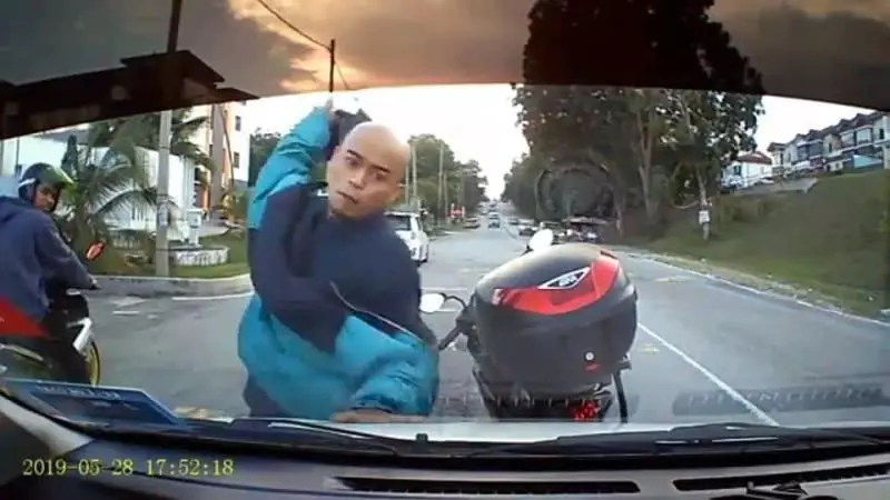 怒砸華女轎車擋風鏡!他的身份遭踢爆了!警方也宣布出手對付他了!…