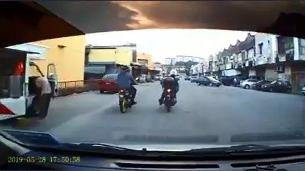 怒砸華女轎車擋風鏡!他的身份遭踢爆了!警方也宣布出手對付他了!…