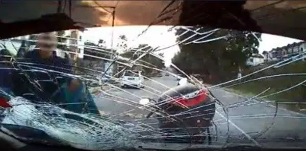 怒砸華女轎車擋風鏡!他的身份遭踢爆了!警方也宣布出手對付他了!…
