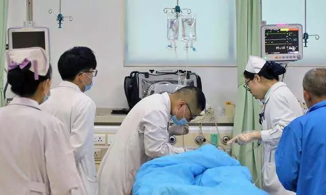 「中風」越來越多,醫生奉勸:3種食物別吃,會「加速」血管堵塞,再喜歡也要戒掉