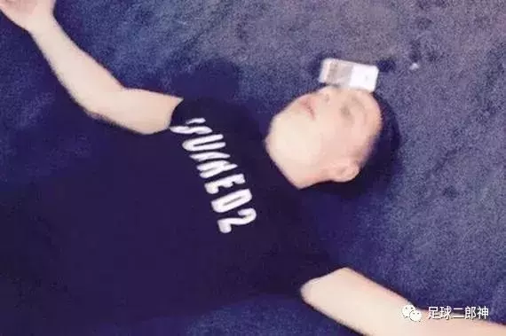 16歲就是少年天才,20歲沉迷酒色而墮落,23歲穿著一雙破鞋殺回英超