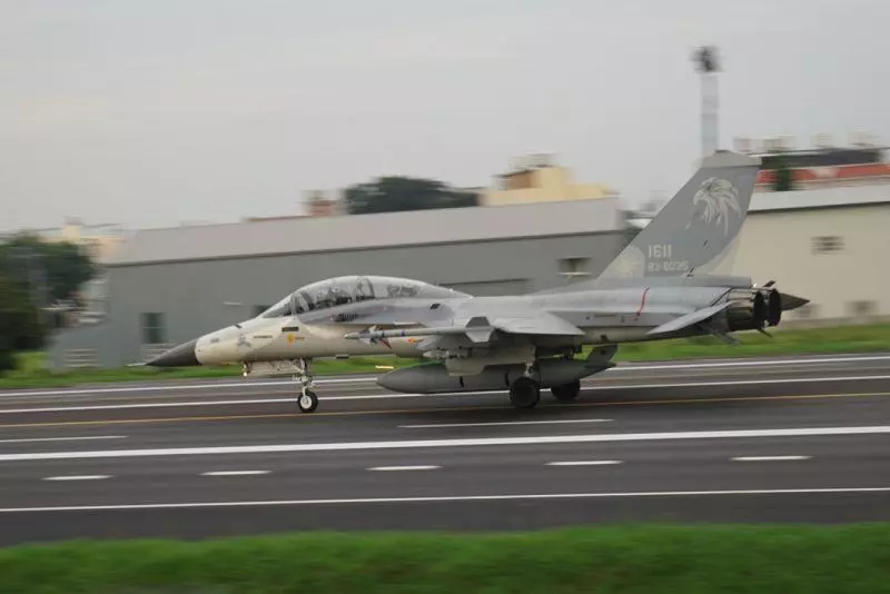 漢光處女秀 F-16V戰機成功起降戰備道