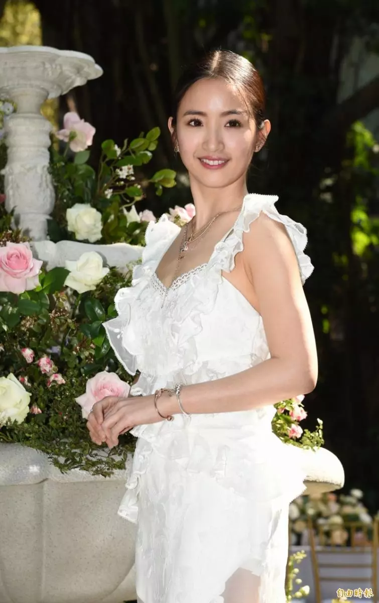 林依晨與弟弟林維聖登節目,多張姐弟倆的童年照曝光,網友:「依晨穿校服好像櫻桃小丸子」!