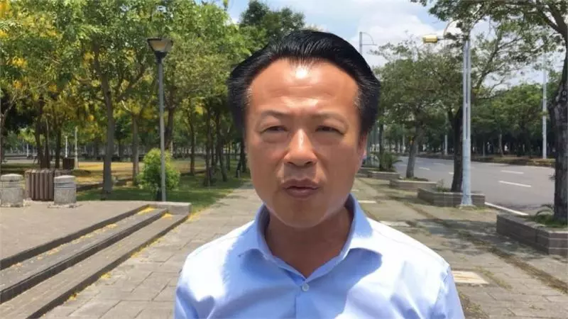 路不平慘摔 張花冠自嘲「頭殼可能有受傷」