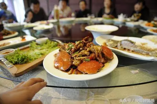 周末回家吃飯,媽媽「說完話」我默默的放下筷子,起身離開了