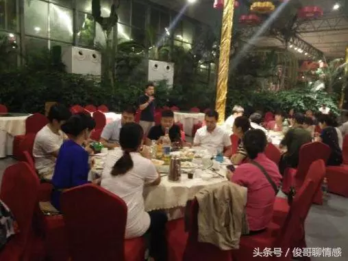 周末回家吃飯,媽媽「說完話」我默默的放下筷子,起身離開了