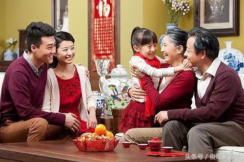 周末回家吃飯,媽媽「說完話」我默默的放下筷子,起身離開了