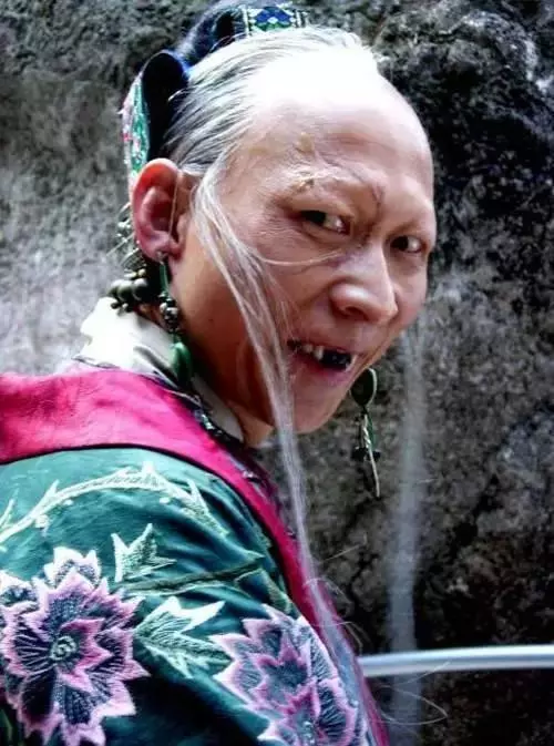 53歲「裘千尺」女兒美若天仙?被證是謠言,女兒和他一模一樣!