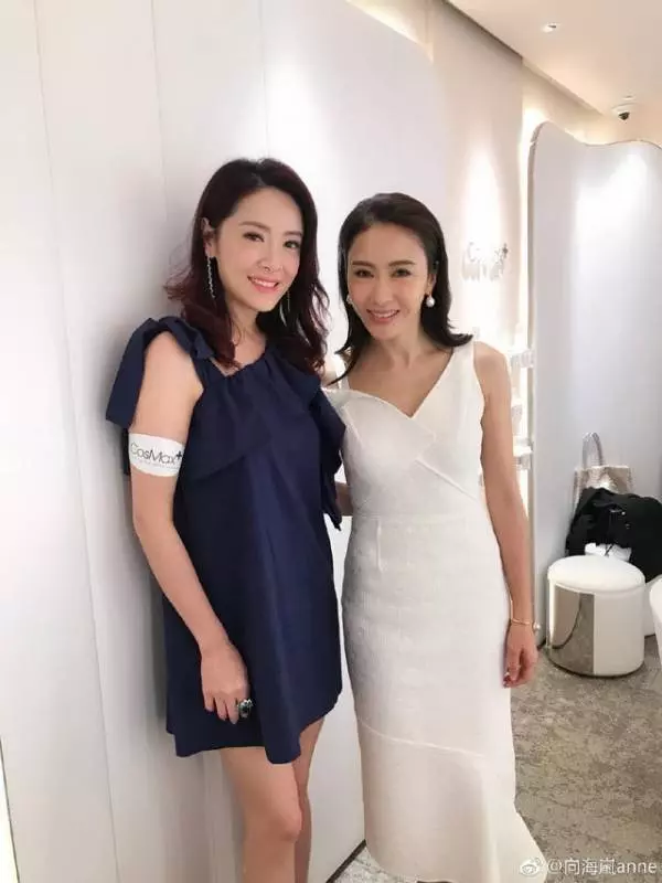 港姐向海嵐氣質太驚艷!白色蕾絲裙搭配卷髮好優雅,美得不像45歲
