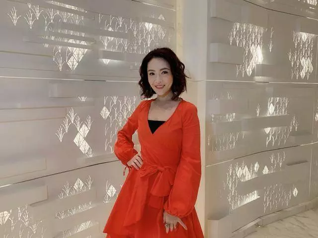 港姐向海嵐氣質太驚艷!白色蕾絲裙搭配卷髮好優雅,美得不像45歲