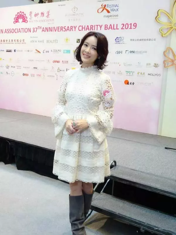 港姐向海嵐氣質太驚艷!白色蕾絲裙搭配卷髮好優雅,美得不像45歲