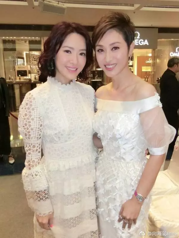 港姐向海嵐氣質太驚艷!白色蕾絲裙搭配卷髮好優雅,美得不像45歲