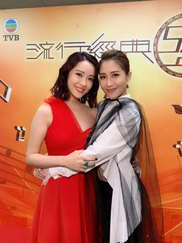 港姐向海嵐氣質太驚艷!白色蕾絲裙搭配卷髮好優雅,美得不像45歲