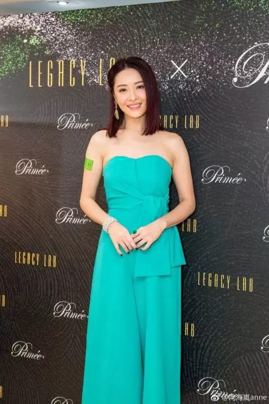 港姐向海嵐氣質太驚艷!白色蕾絲裙搭配卷髮好優雅,美得不像45歲