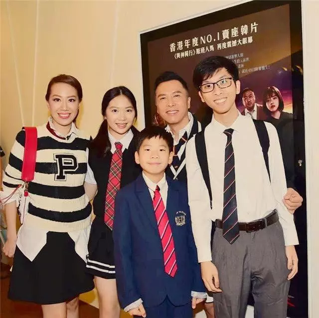 甄子丹大兒子畢業,父子同框五官超像,與同父異母弟妹相處融洽