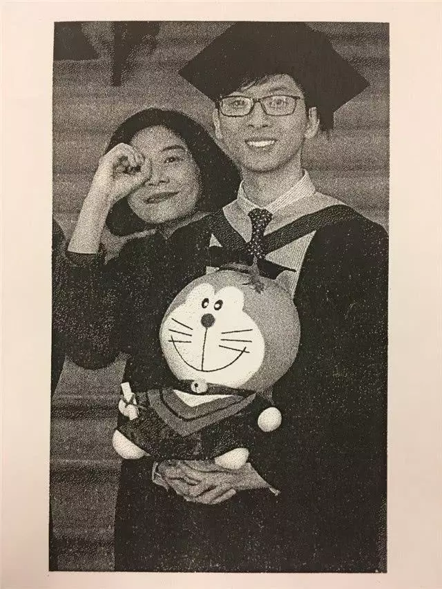 甄子丹大兒子畢業,父子同框五官超像,與同父異母弟妹相處融洽