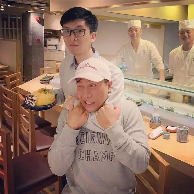甄子丹大兒子畢業,父子同框五官超像,與同父異母弟妹相處融洽