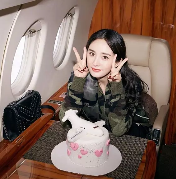 【不包緊緊了】楊冪離婚5個月後破尺度中空現身,好身材撐爆白T『豐滿D Cup』被看光!