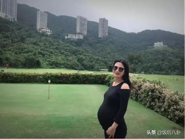「雙兒」陳少霞挺9個月孕肚秀身材,61歲富豪老公在旁露出慈父笑~~~