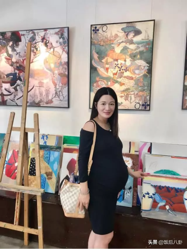 「雙兒」陳少霞挺9個月孕肚秀身材,61歲富豪老公在旁露出慈父笑~~~