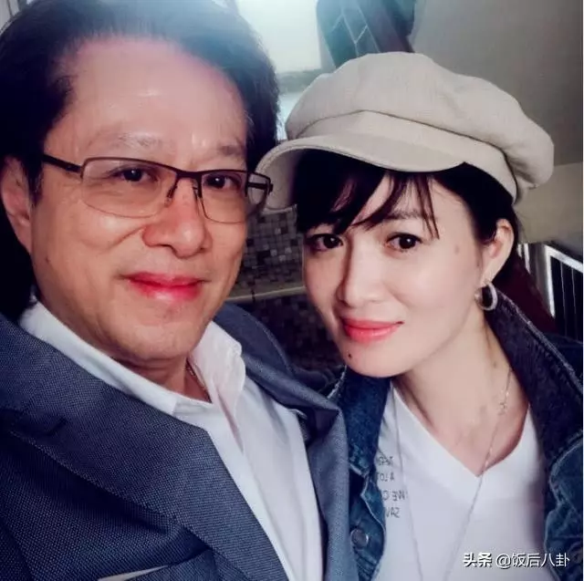 「雙兒」陳少霞挺9個月孕肚秀身材,61歲富豪老公在旁露出慈父笑~~~