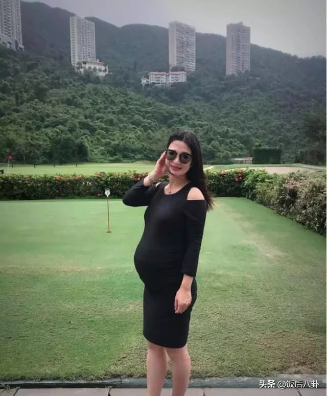 「雙兒」陳少霞挺9個月孕肚秀身材,61歲富豪老公在旁露出慈父笑~~~