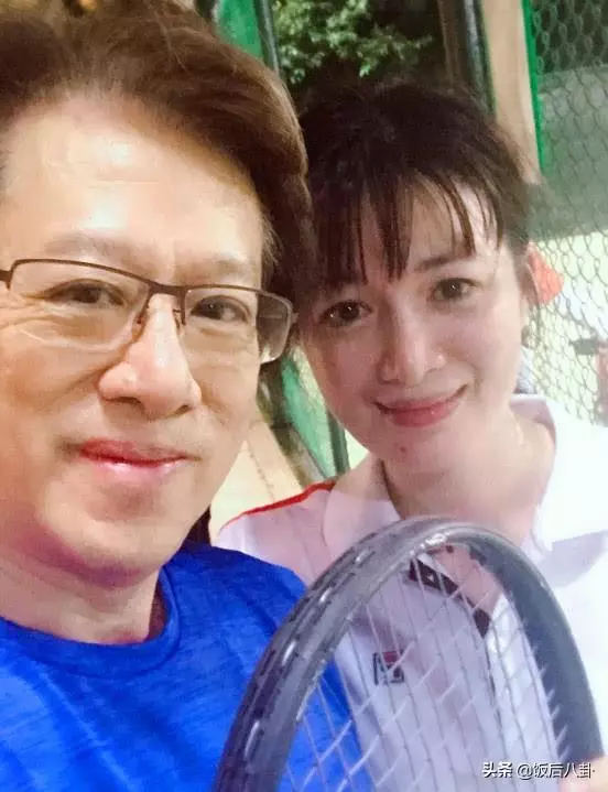 「雙兒」陳少霞挺9個月孕肚秀身材,61歲富豪老公在旁露出慈父笑~~~