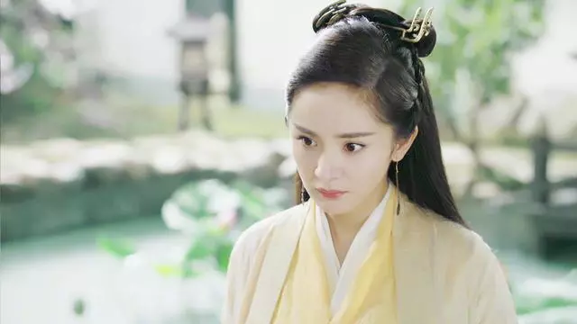 盤點女星們「黃衣古裝照」:趙麗穎甜美俏麗、劉亦菲溫婉靈動,最後一位太清純了!