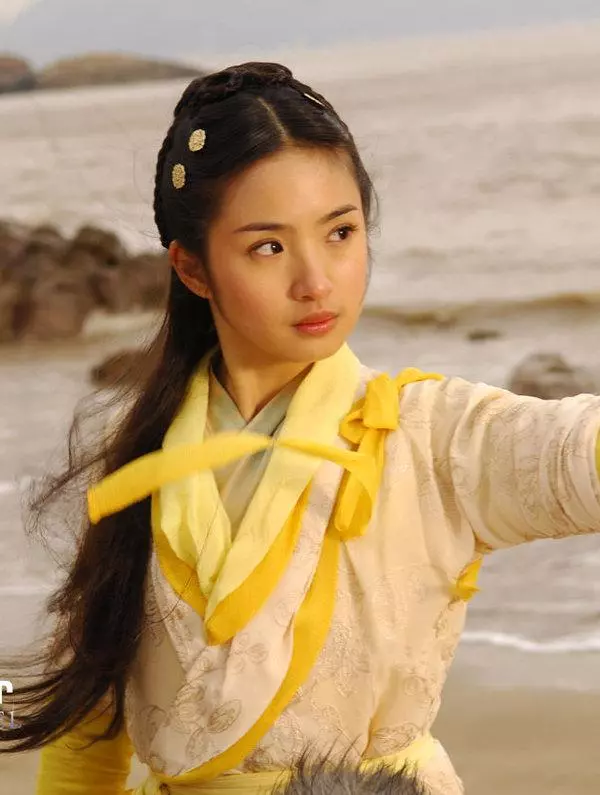盤點女星們「黃衣古裝照」:趙麗穎甜美俏麗、劉亦菲溫婉靈動,最後一位太清純了!