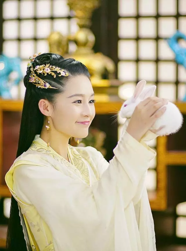 盤點女星們「黃衣古裝照」:趙麗穎甜美俏麗、劉亦菲溫婉靈動,最後一位太清純了!