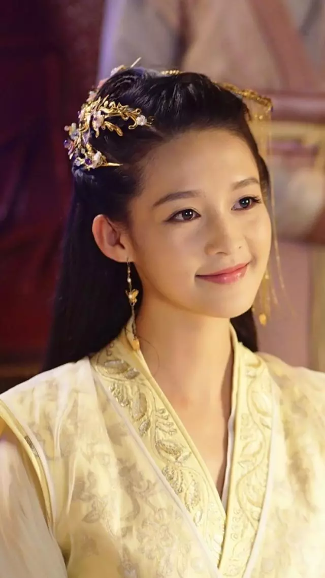盤點女星們「黃衣古裝照」:趙麗穎甜美俏麗、劉亦菲溫婉靈動,最後一位太清純了!